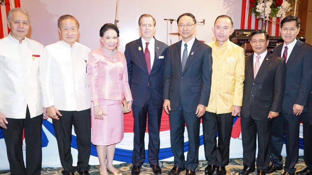 งานวันชาติ กลิน ทาวน์เซนด์ เดวีส์ เอกอัครราชทูตสหรัฐอเมริกา จัดงานฉลอง “วันชาติสหรัฐอเมริกา” โดยมี ม.ล.ปนัดดา ดิศกุล, พิเชฐ ดุรงคเวโรจน์, อลงกรณ์ พลบุตร, ประยุทธ มหากิจศิริ และ คุณหญิงกิ่งแก้ว เอื้อทวีกุล มาร่วมงานด้วย ที่โรงแรมพลาซ่า แอทธินี วันก่อน.