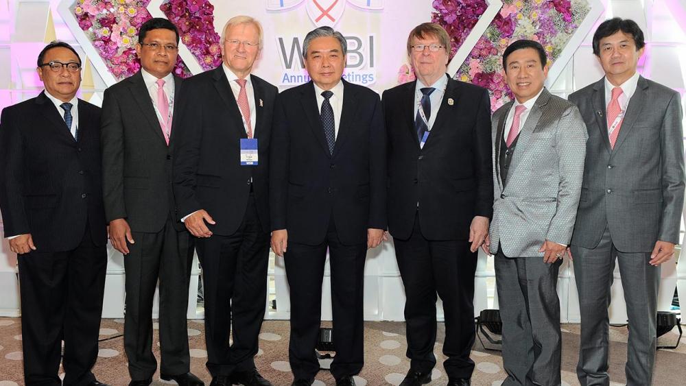 ไทยเจ้าภาพ อภิศักดิ์ ตันติวรวงศ์ รมว.คลัง เป็นประธานเปิดการประชุม “ออมสินโลก” ครั้งที่ 23 ในโอกาสธนาคารออมสินไทย เป็นเจ้าภาพจัดงาน โดยมี เฮนริช ฮาซิส, ประภาส คงเอียด และ ชาติชาย พยุหนาวีชัย มาร่วมประชุมด้วย ที่โรงแรมอวานี ริเวอร์ไซด์ บ่ายวันก่อน.