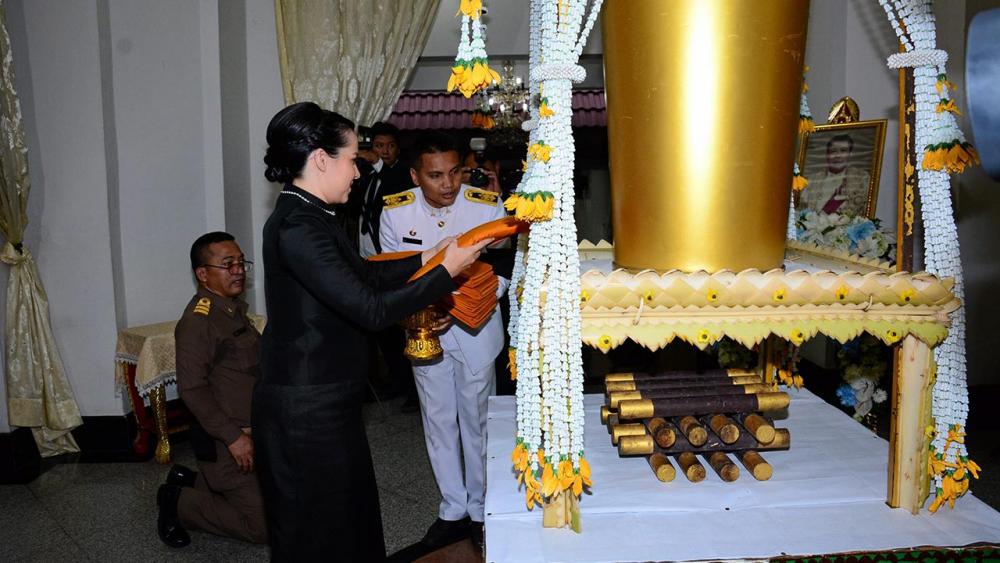 ที่สุดของชีวิต คุณพลอยไพลิน เจนเซ่น เป็นประธานในพิธีพระราชทานเพลิงศพ ทวี หนุนภักดี อดีต ผอ.สำนักงานตรวจเงินแผ่นดิน สามี สุนทรี หนุนภักดี และเป็นบิดาของ ประภัสร์-ธวัชชัย-ธันยวัฒน์-หัฏฐจิต-สุมิตตา หนุนภักดี ท่ามกลางญาติมาร่วมในพิธี ที่วัดโสมนัส วันก่อน.