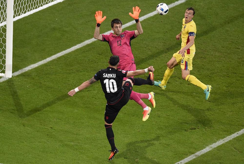 อาร์มันโด ซาดิคู โหม่งทำประตูให้แอลเบเนีย ขึ้นนำ 1-0