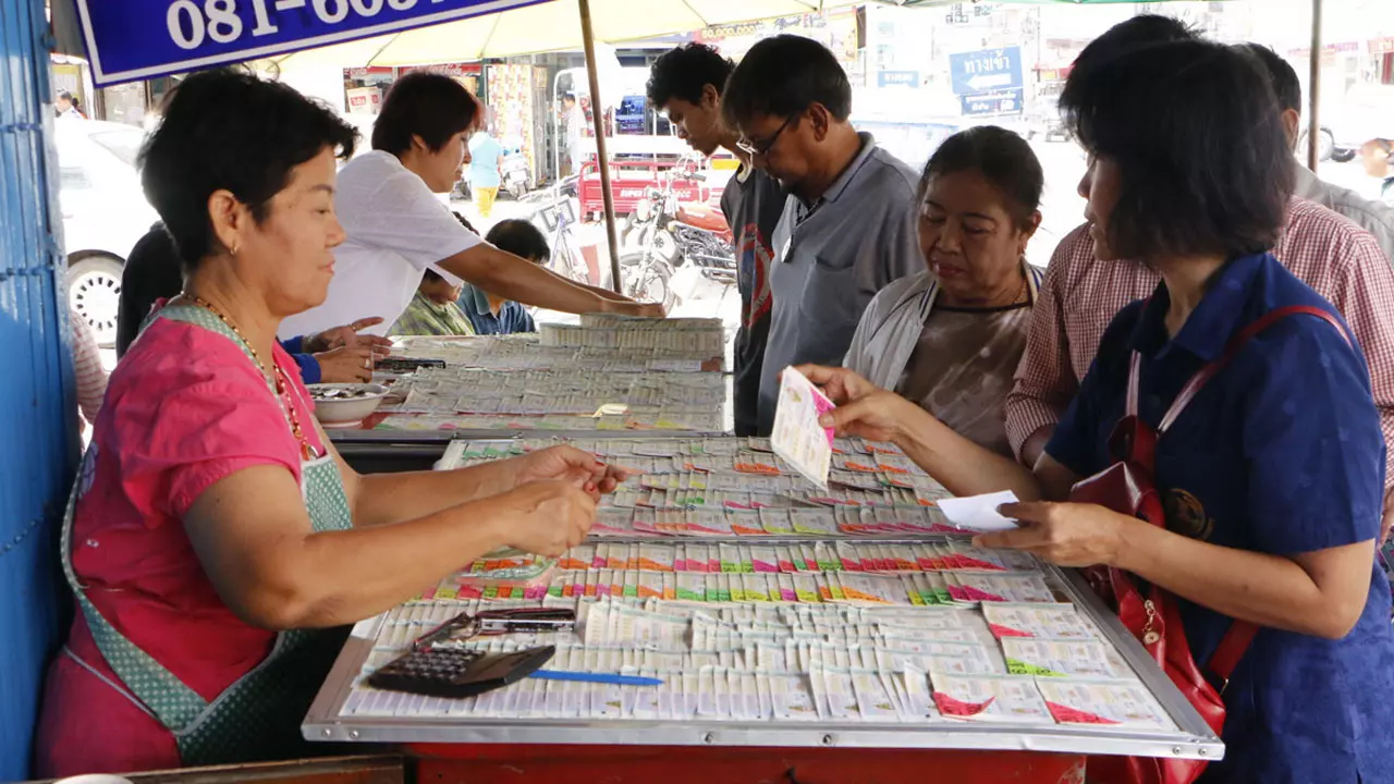 คอหวยกำแพงเพชร แห่ซื้อเลขมงคล 'ในหลวง' - พุ่มพวง เกลี้ยงแผง