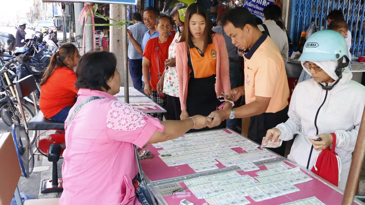 คอหวยกำแพงเพชร แห่ซื้อเลขมงคล 'ในหลวง' - พุ่มพวง เกลี้ยงแผง
