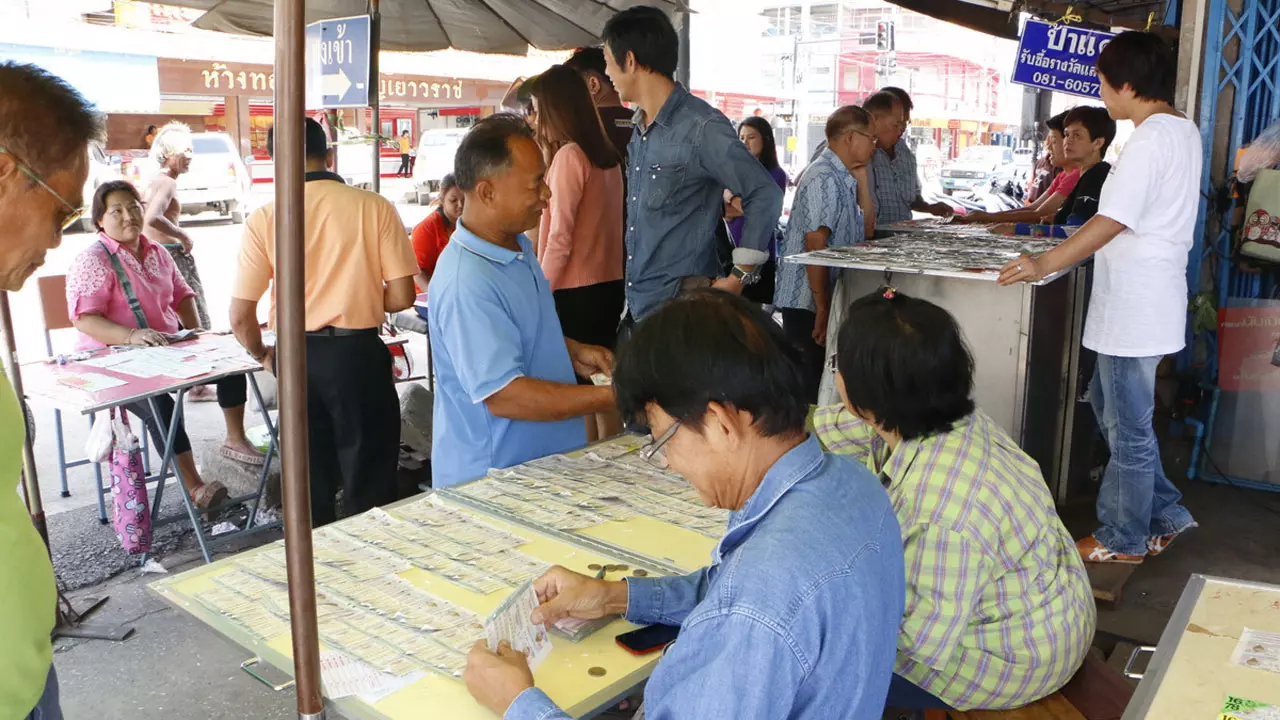 คอหวยกำแพงเพชร แห่ซื้อเลขมงคล 'ในหลวง' - พุ่มพวง เกลี้ยงแผง
