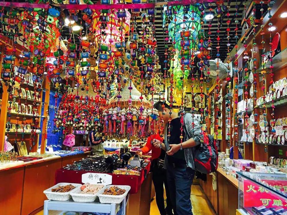 ร้านขายของฝากของที่ระลึกที่ตลาดมุสลิม.