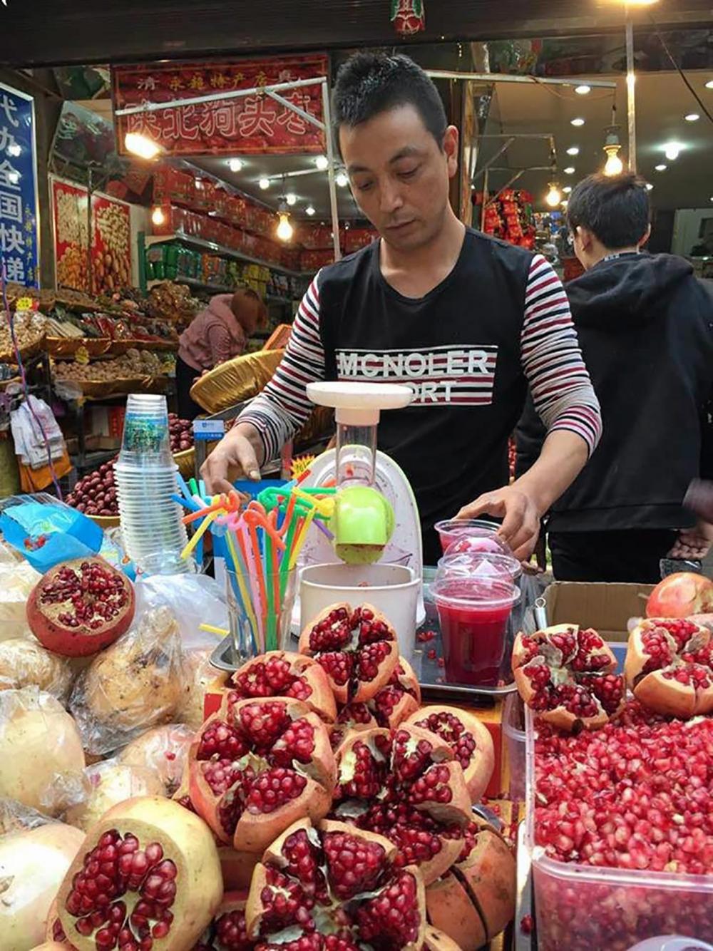 ร้านขายน้ำทับทิมคั้นสดที่ตลาดมุสลิม.