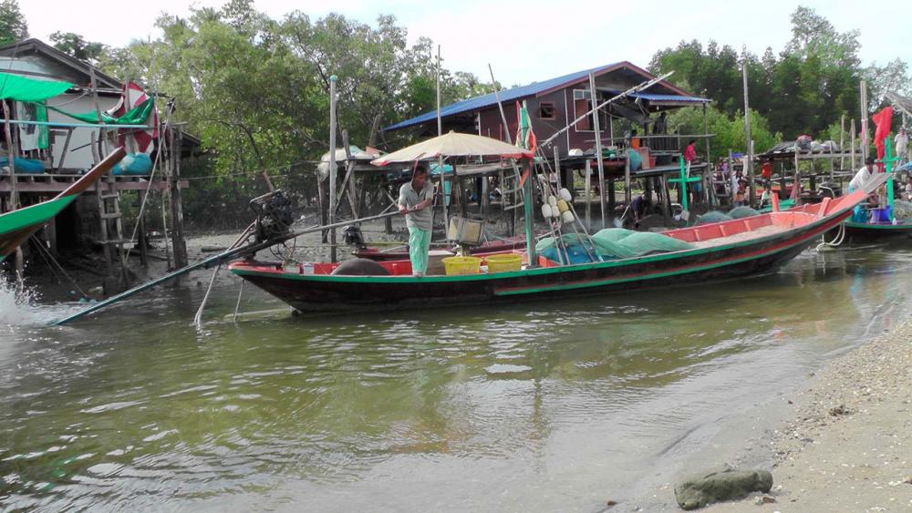 เรือประมงต้องรอเวลาน้ำขึ้นสูงถึงจะออกทะเลได้