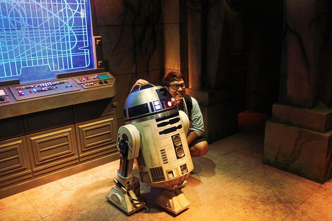 ถ่ายรูปคู่กับหุ่นดรอยด์R2D2