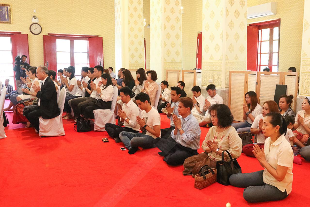 ญาติและกลุ่มเพื่อนสนิทมาร่วมงานเป็นจำนวนมาก