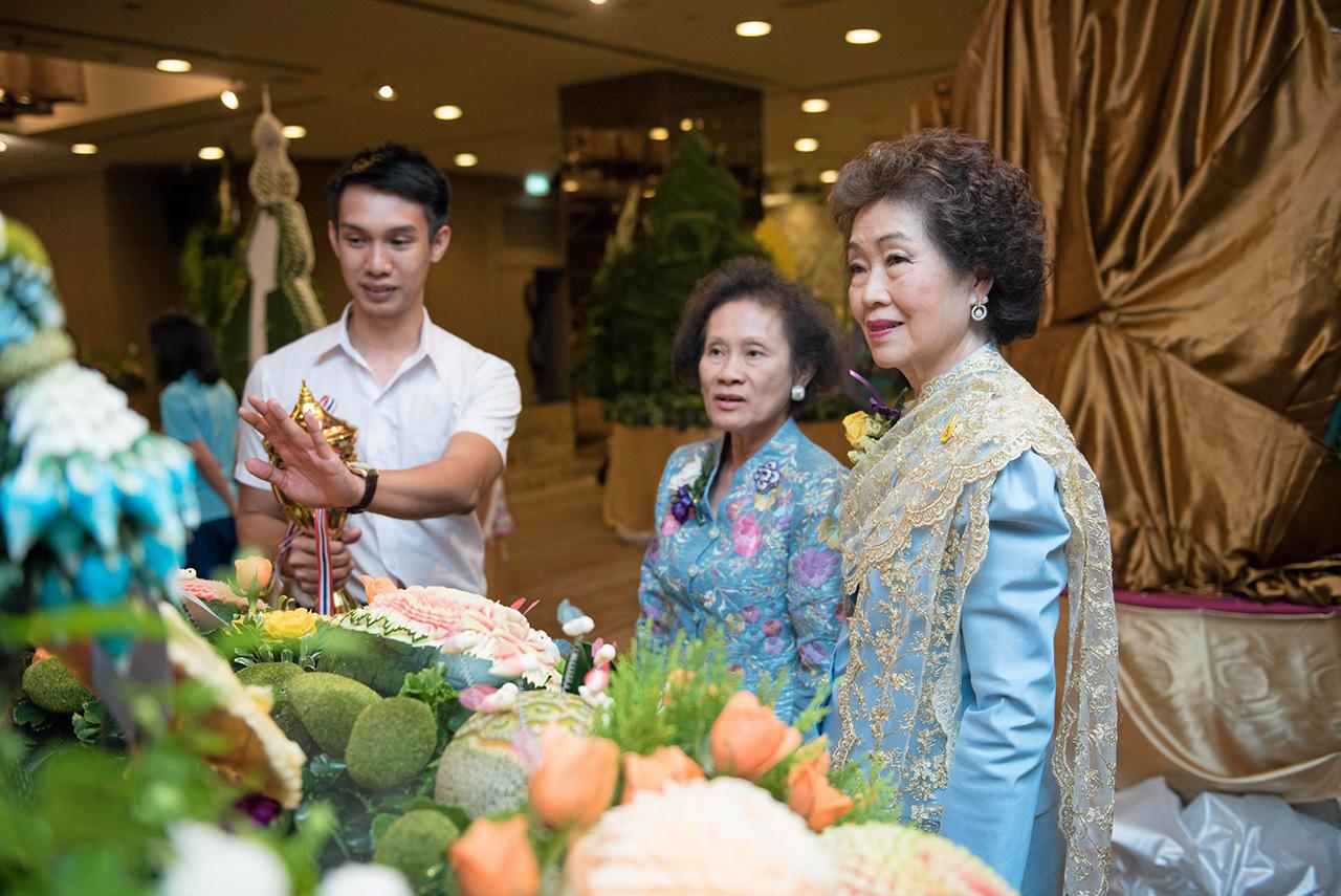 อารยา อรุณานนท์ชัย ประธานจัดงานฯ ชม ผลงานที่ได้รับรางวัลชนะเลิศ.
