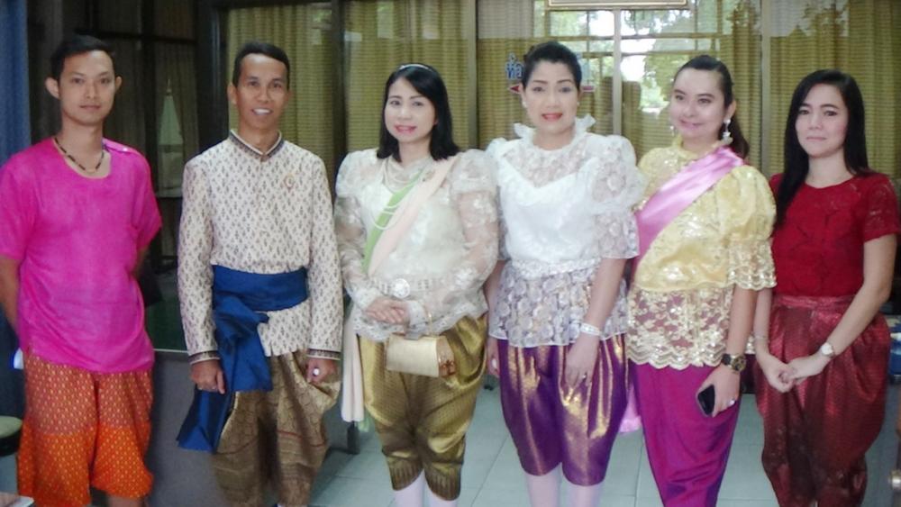ข้าราชการ แต่งกายย้อนยุคมาทำงาน รำลึก 110 ปี เทิดไท้ราชวงศ์จักรี พระปิยมหาราช เสด็จประพาสต้น 3 อำเภอในจังหวัดอ่างทอง