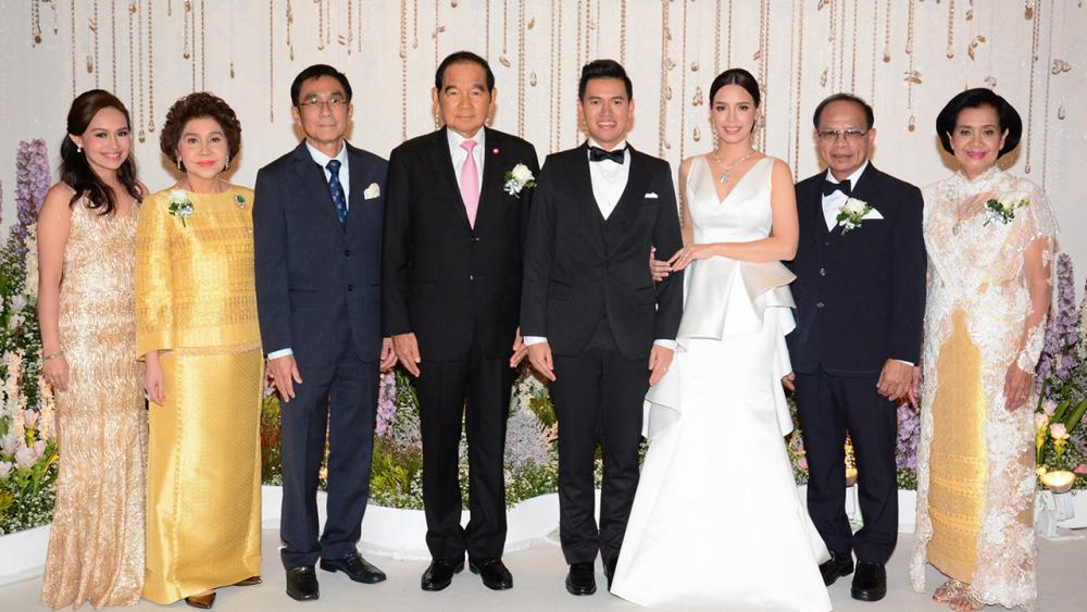 คู่สวีท พล.อ.ชัยณรงค์ หนุนภักดี เป็นประธานในงานแต่งระหว่าง ดร.เมธิรา บุตรี สมศักดิ์—ศิวพร กฤษณะเศรณี กับ คมกฤช บุตร พล.อ.ภาณุมาต—อรนลิน สีวะรา โดยมี ปริพันธ์ หนุนภักดี มาร่วมอวยพรด้วย ที่ห้องแกรนด์บอลรูม โรงแรมแกรนด์ไฮแอท เอราวัณ วันก่อน.