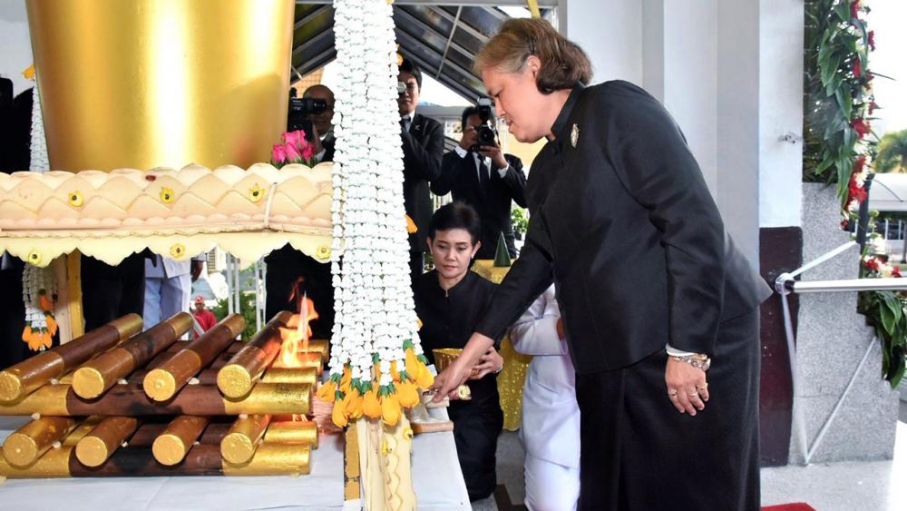 สมเด็จพระเทพรัตนราชสุดาฯ สยามบรมราชกุมารี เสด็จพระราชดำเนินไปในการพระราชทานเพลิงศพ ชาญไชย ถาวรธาร อดีตรองปลัดกระทรวงอุตสาหกรรม ณ เมรุวัดพระศรีมหาธาตุวรมหาวิหาร เมื่อวันที่ 31 กรกฎาคม.