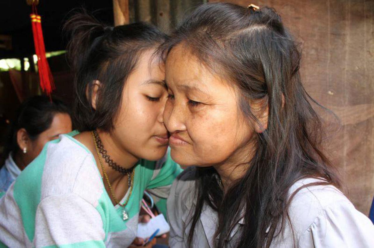 น่าชื่นชม! ความรักของแม่กับลูกสาว เด็กหญิงวัยแค่ 13 ปี ยอดกตัญญู ถึงแม้ฐานะยากจน แต่ก็ดูแลแม่ป่วยเป็นอย่างดี วอน ผู้ใจบุญช่วยเหลือ ด.ญ.มีความฝัน มีเงินรักษาแม่-มีบ้านและห้องน้ำเล็กๆ ให้ครอบครัว