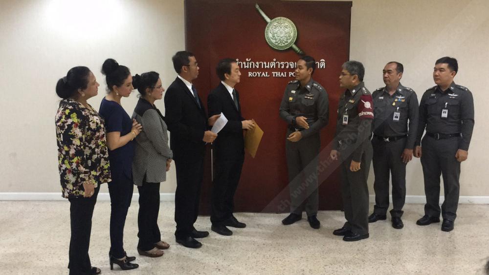2 พี่น้องเศรษฐีชาวอินเดีย ยื่นหนังสืิอขอความเป็นธรรม หลังผู้ต้องหาในคดีฆ่ามารดาชาวอินเดีย