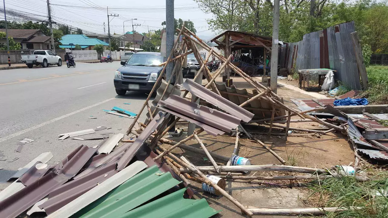 พายุฤดูร้อนถล่ม! สุโขทัยอ่วม บ้านพัง 700 หลัง -แพร่ ต้นไม้ล้มระนาว