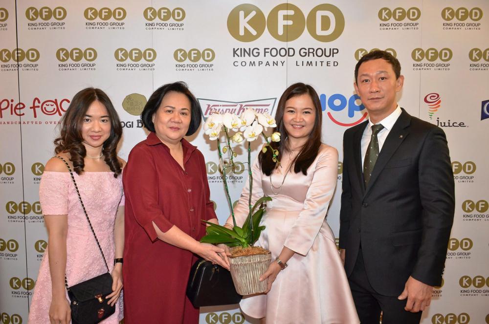 เพ็ชรากรณ์ วัชรพล ควงลูกสาว พิมพ์ประพัทธ์ สนิทวงศ์ ณ อยุธยา ยินดีกับ “อุษณีย์ มหากิจศิริ ลีโอณีโอ” โดยมีธนเสกข์ ยงศุภมงคล ร่วมด้วย.