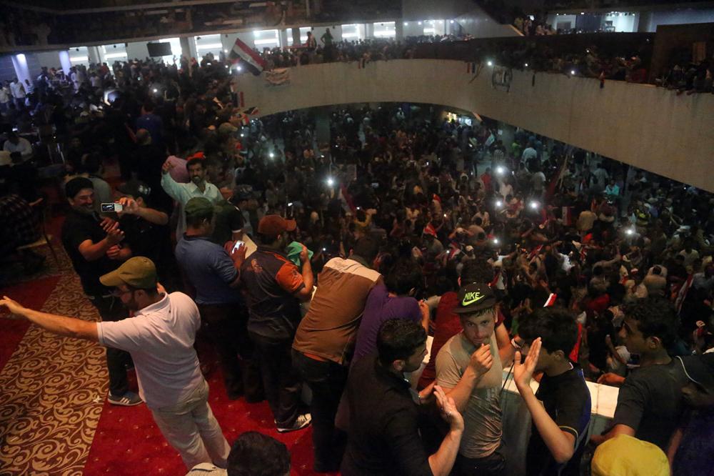 ผู้ประท้วงบุกเข้าไปในอาคารรัฐสภาอิรัก (ภาพ: AP)