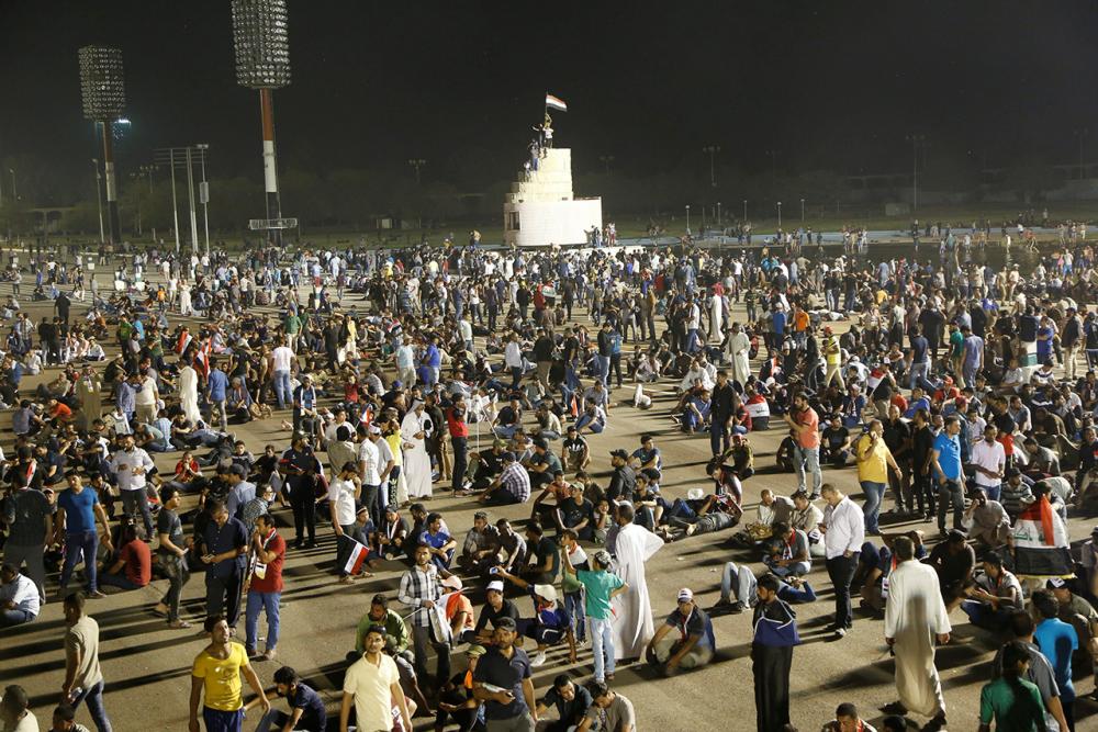 ผู้ประท้วงจำนวนมากรวมตัวกันที่สวนในรัฐสภา (ภาพ: REUTERS)