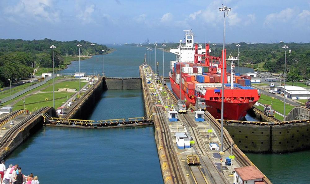 คลองปานามา เรือต้องผ่านประตูน้ำเพื่อเปลี่ยนระดับความสูงของน้ำ.