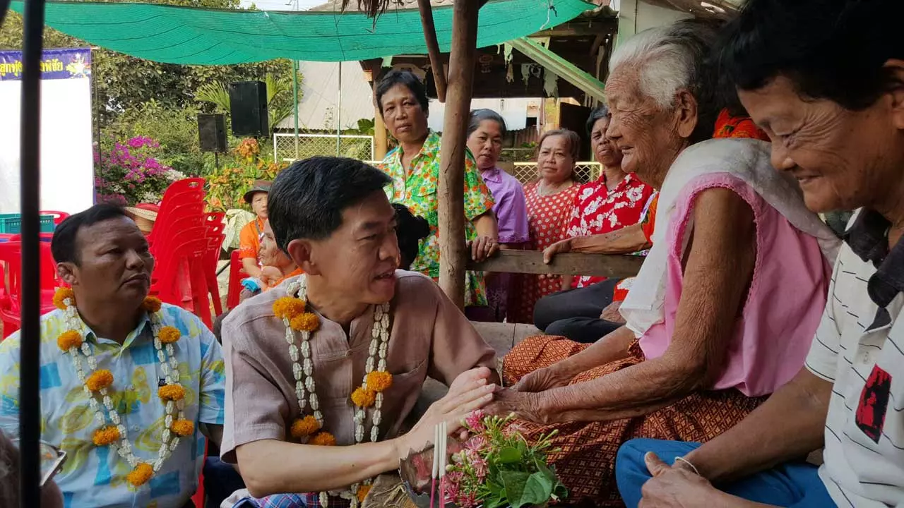 ย่าทวดอุตรดิตถ์ 108 ปี สุดปลื้มลูก-หลานนับร้อย กลับบ้านรดน้ำดำหัว