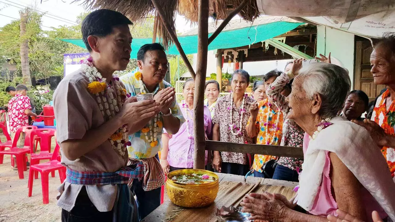 ย่าทวดอุตรดิตถ์ 108 ปี สุดปลื้มลูก-หลานนับร้อย กลับบ้านรดน้ำดำหัว