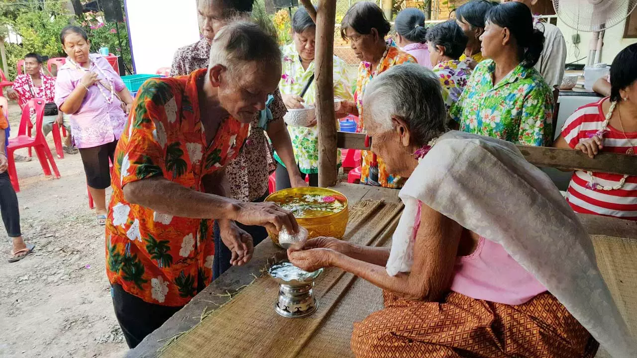 ย่าทวดอุตรดิตถ์ 108 ปี สุดปลื้มลูก-หลานนับร้อย กลับบ้านรดน้ำดำหัว