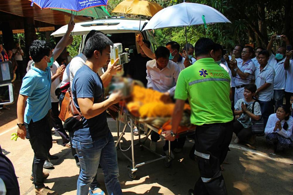 ทีมแพทย์จากโรงพยาบาลศรีนครินทร์ นำหลวงปู่บุญหนา ธัมมทินโน เจ้าอาวาสวัดป่าโสตถิผล เดินทางกลับถึงกุฏิวัดป่าโสตถิผล
