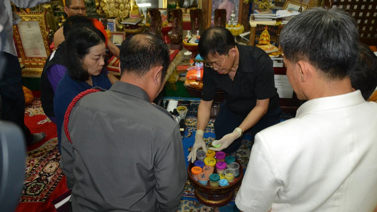 จนท.ตรวจสอบภายในกุฏิเจ้าอาวาส ที่พบศพพระเทพวิสุทธิคุณ