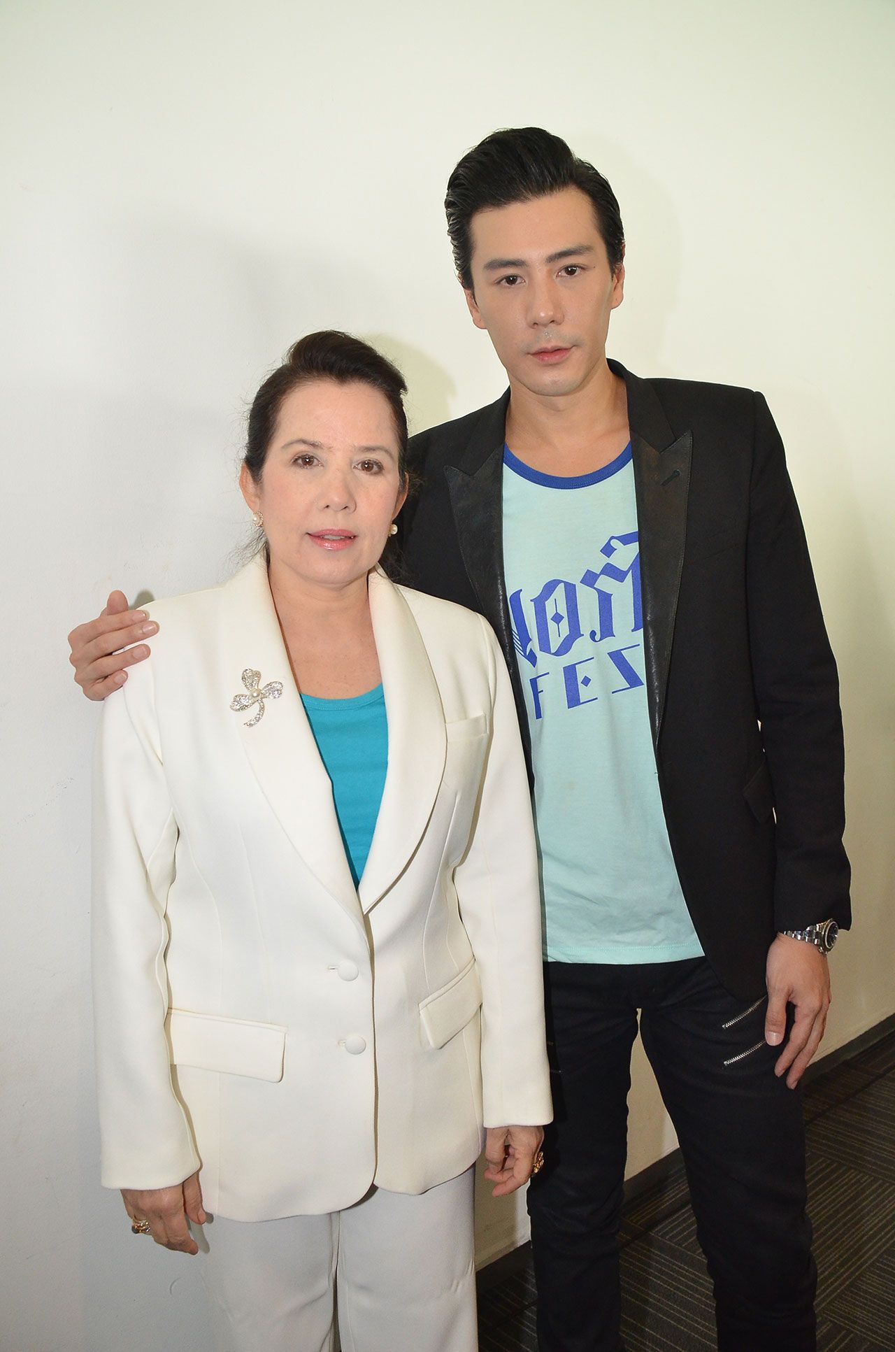 ควงมากับคุณแม่แหม่ม