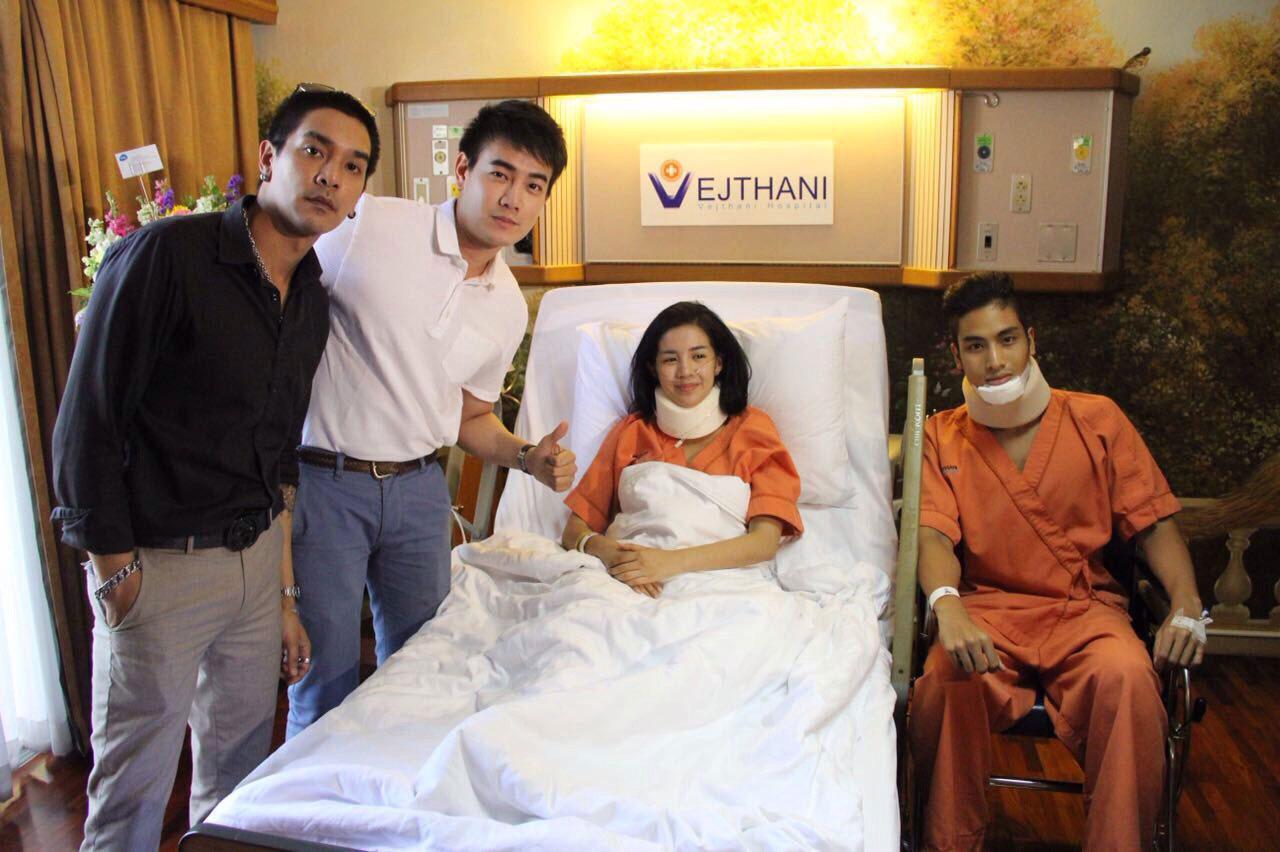 ใบเตยและมาร์ติน อาการปลอดภัย พี่แมนไปเฝ้าไข้แฟนสาวถึงขอบเตียง