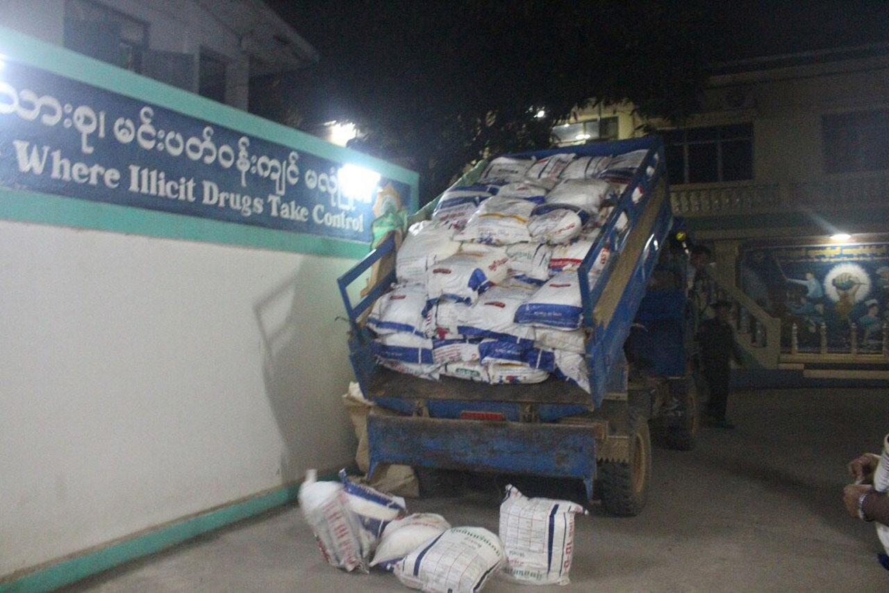 กระสอบปุ๋ยบรรจุคาเฟอีนถุงละ 25 กก. จำนวน 90 กระสอบ น้ำหนักรวม 2,250 กก.