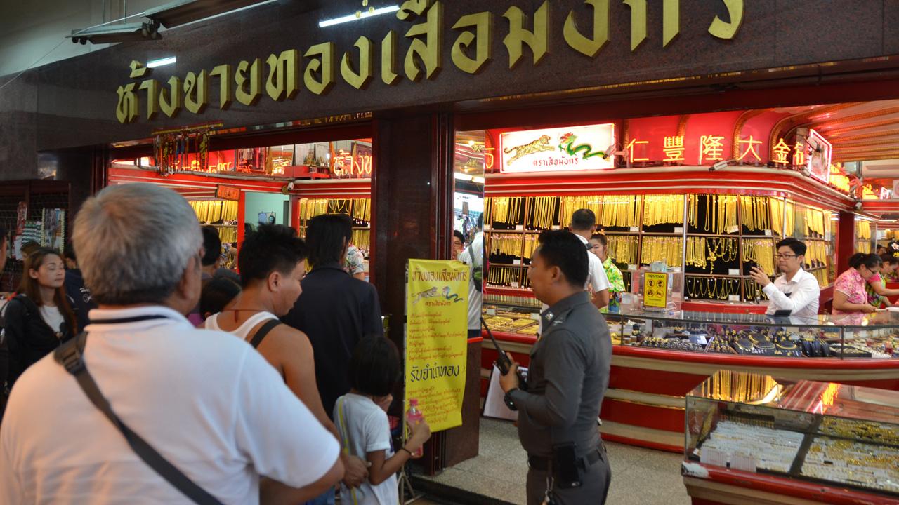 เจ้าหน้าที่ตำรวจ ตรวจสอบร้านทองที่ถูกจี้