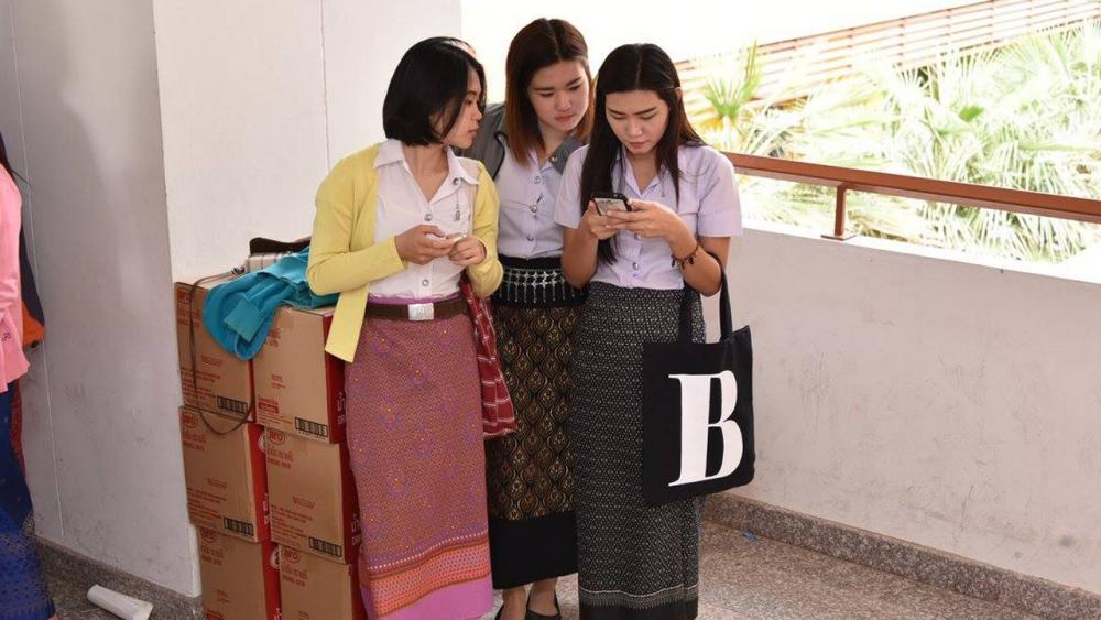 น่ารักมาก! นิสิต ม.มหาสารคาม สวมใส่ผ้าไทยมาเรียนทุกวันพุธ