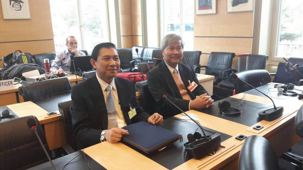 นายไมตรี อินทุสุต ปลัด พม.นำทีมเสนอรายงานต่อที่ประชุม