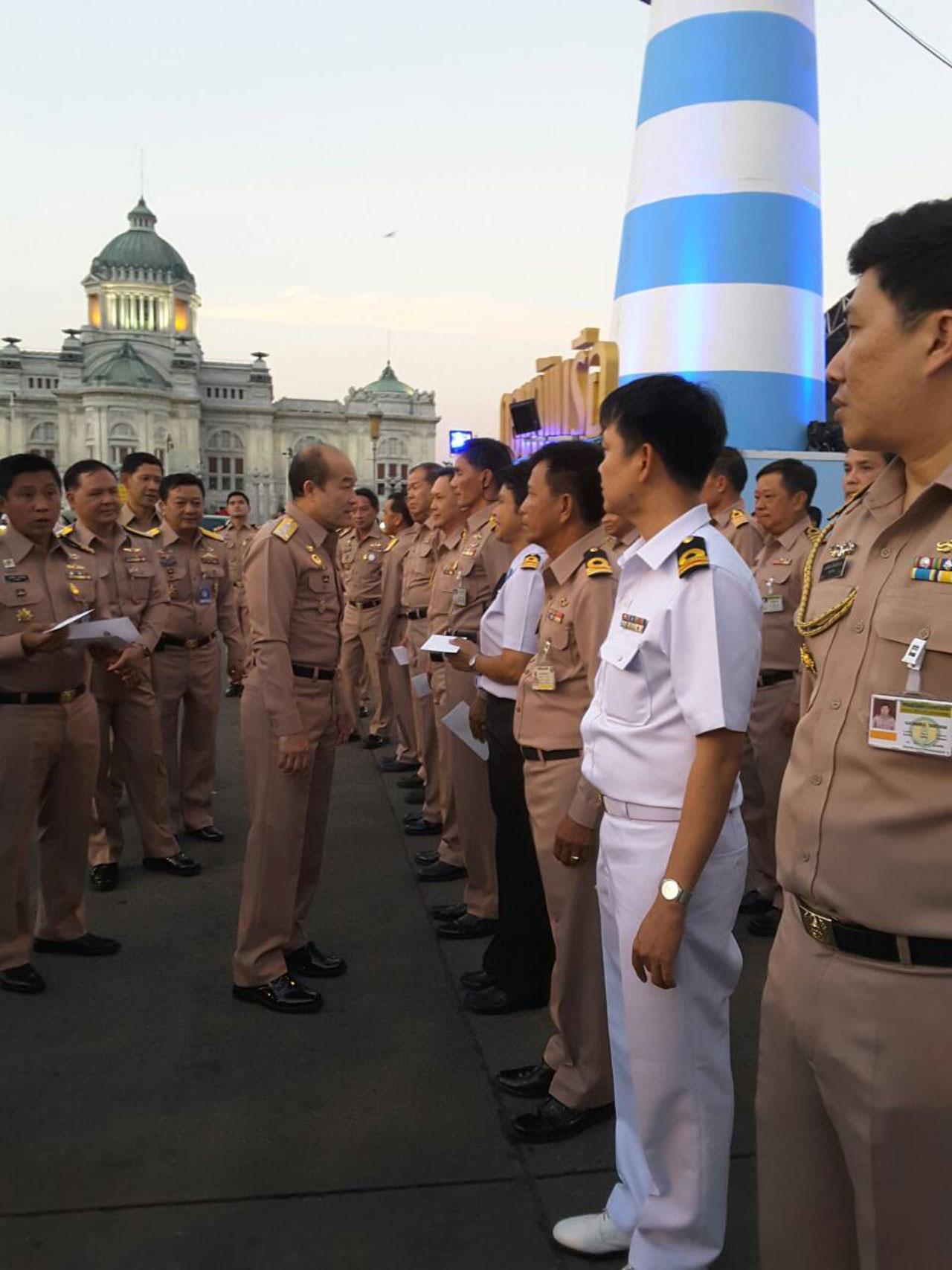 นายทหารเรือตั้งแถวรับ แม่ทัพเรือ