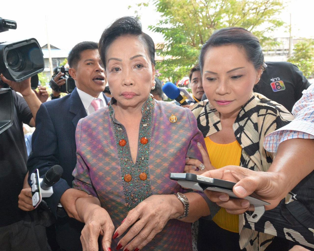 'แม่ประนอม' นางประนอม แดงสุภา ขึ้นศาลไต่สวนคดีฟ้องบุตรสาวคนโต