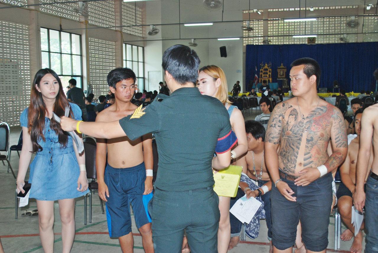 สาวงามประเภท2 อ.สันกำแพง เชียงใหม่ สองนางประชันโฉม โผล่คัดเลือกทหาร