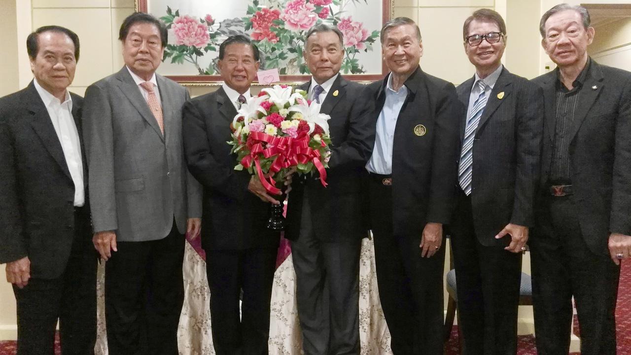 ภูมิใจ พล.อ.ธีรเดช มีเพียร อดีตประธานวุฒิสภา มอบดอกไม้แสดงความยินดีแก่ ประจักษ์ ตั้งคารวคุณ ประธานบริษัททีโอเอ ในโอกาสได้รับรางวัลคุณภาพดีเด่น 5 ปีซ้อน โดยมี ไพรัช วรปาณิ, ประทีป กิจจาพิพัฒน์ และ สมัคร เจียมบุรเศรษฐ์ มาร่วมงานด้วย ที่โรงแรมเดอะ ทวินทาวเวอร์ วันก่อน.