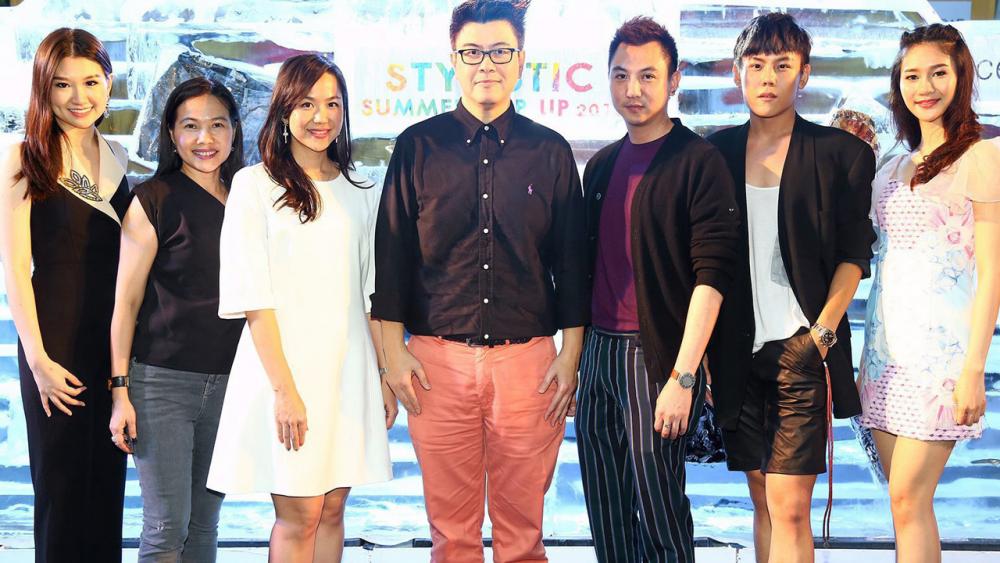 ชุดรับลมร้อน องอาจ สุขเลิศกมล จัดงาน STYLISTIC SUMMER POP UP กิจกรรมแฟชั่นโชว์เสื้อผ้าฤดูร้อนจากแบรนด์อินเตอร์และไทยดีไซเนอร์ โดยมี ศักดิ์สินี พูนวัตถุ, ณัฐวัฒน์ สุธาพงษ์, นงลักษณ์ จิตต์เจนการ และ ศรินภัสร์ ลิ้มพรกฤติวงษ์ มาร่วมงานด้วย ที่เซ็นทรัลเวิลด์ วันก่อน.