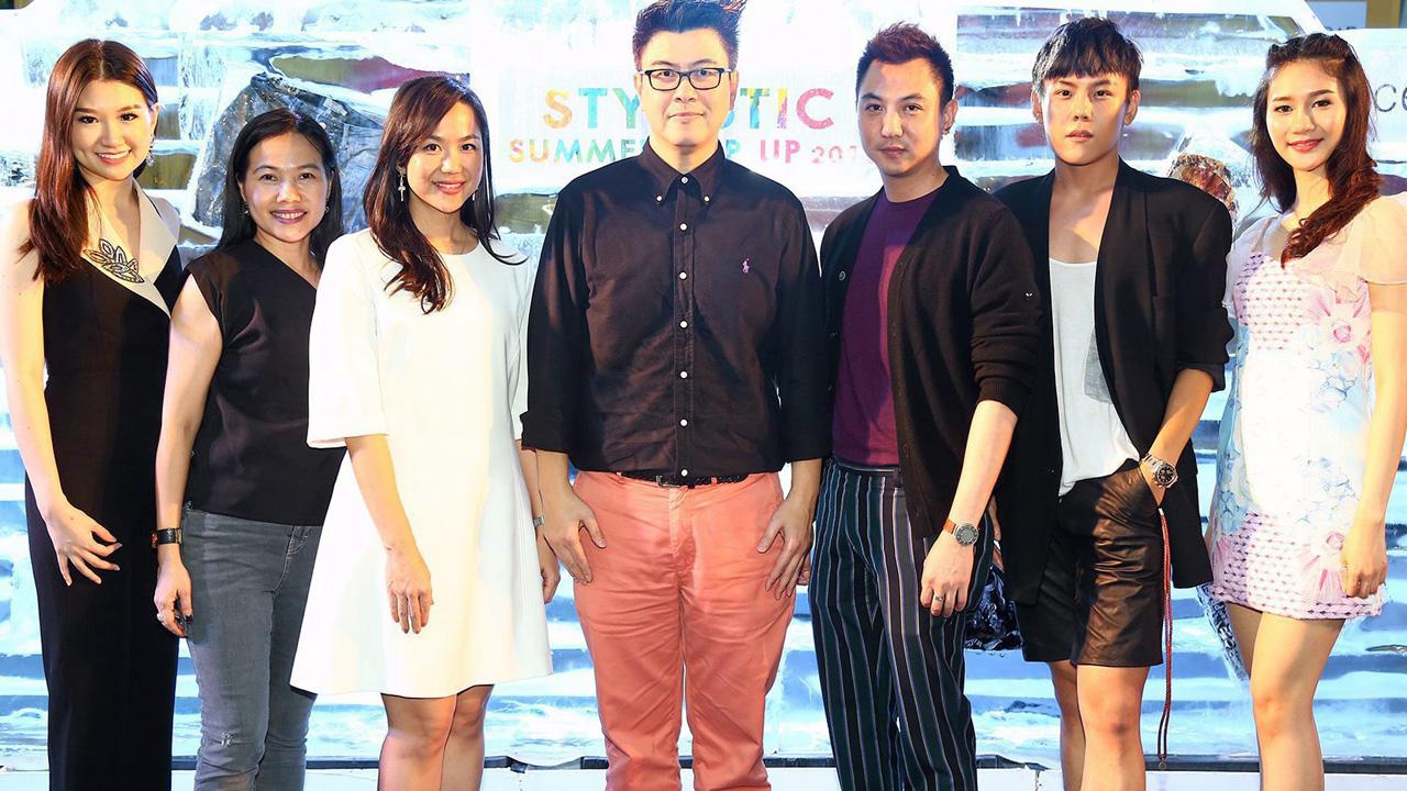 ชุดรับลมร้อน องอาจ สุขเลิศกมล จัดงาน STYLISTIC SUMMER POP UP กิจกรรมแฟชั่นโชว์เสื้อผ้าฤดูร้อนจากแบรนด์อินเตอร์และไทยดีไซเนอร์ โดยมี ศักดิ์สินี พูนวัตถุ, ณัฐวัฒน์ สุธาพงษ์, นงลักษณ์ จิตต์เจนการ และ ศรินภัสร์ ลิ้มพรกฤติวงษ์ มาร่วมงานด้วย ที่เซ็นทรัลเวิลด์ วันก่อน.