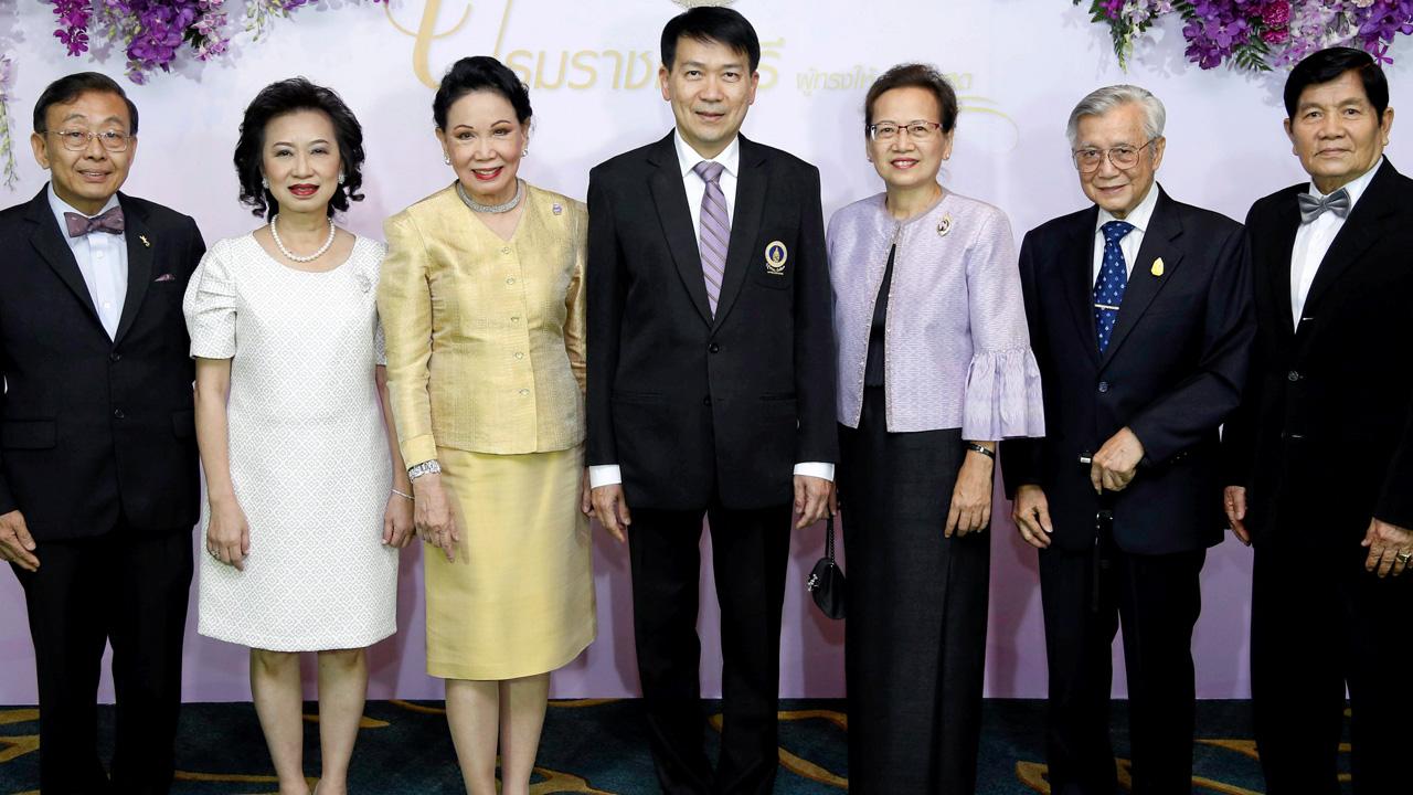 งานกุศล ศ.นพ.ปิยะมิตร ศรีธรา จัดงานกาล่าดินเนอร์การกุศล “บรมราชกุมารี ผู้ทรงให้ไม่สิ้นสุด” เพื่อหารายได้สมทบทุนสร้างสถาบันการแพทย์จักรีนฤบดินทร์ โดยมี ศ.นพ.อนันต์ เตชะเวช, คุณหญิงกิ่งแก้ว เอื้อทวีกุล และ ดร.ธาริษา วัฒนเกส มาร่วมงานด้วย ที่โรงแรมแชงกรี-ลา วันก่อน.
