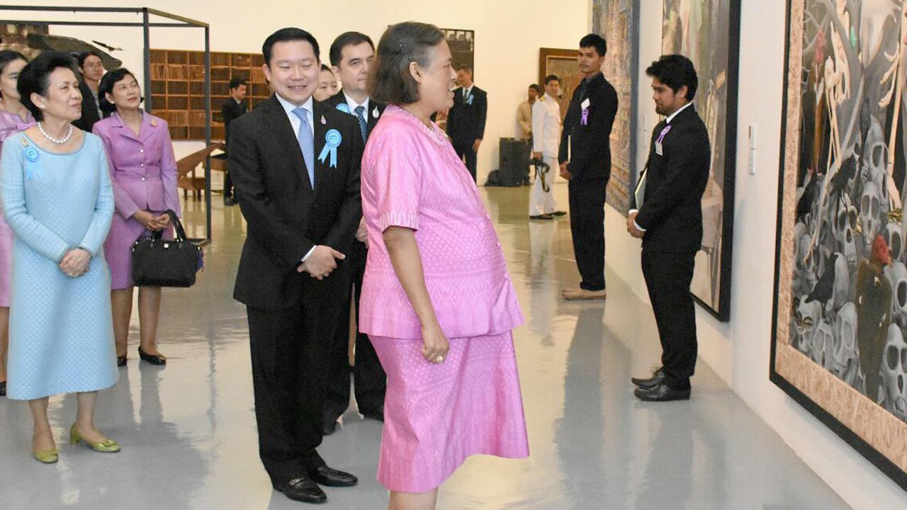 สมเด็จพระเทพรัตนราชสุดาฯ สยามบรมราชกุมารี เสด็จพระราชดำเนินไปพระราชทานรางวัลแก่ ผู้ชนะการประกวดผลงานศิลปกรรม ในแนวเสมือนจริงและทรง เปิดนิทรรศการศิลปกรรมช้างเผือก ณ หอศิลปวัฒนธรรมแห่งกรุงเทพมหานคร วันก่อน.