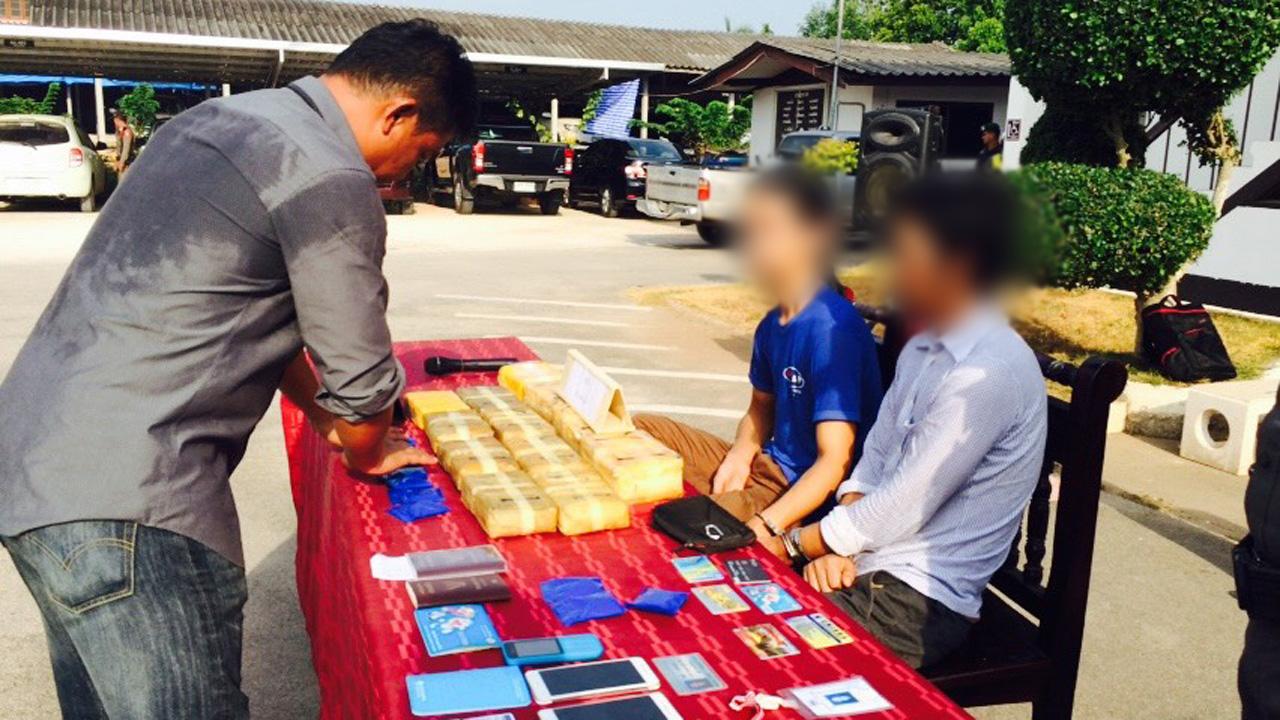 ตำรวจ สภ.ท่าชี จ.สุราษฎร์ธานี แถลงการจับกุม 2 ผู้ห้องหาขนยาเสพติด พร้อมของกลางยาบ้าจำนวน 88,000 เม็ด