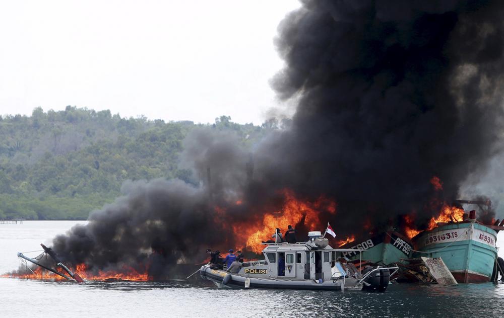 เรือประมงต่างชาติผิดกฎหมายถูกระเบิดทำลาย (ภาพ: REUTERS)