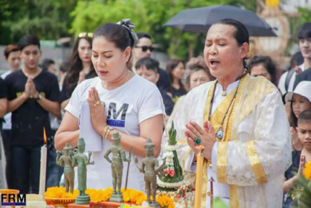 ทำพิธีบวงสรวง