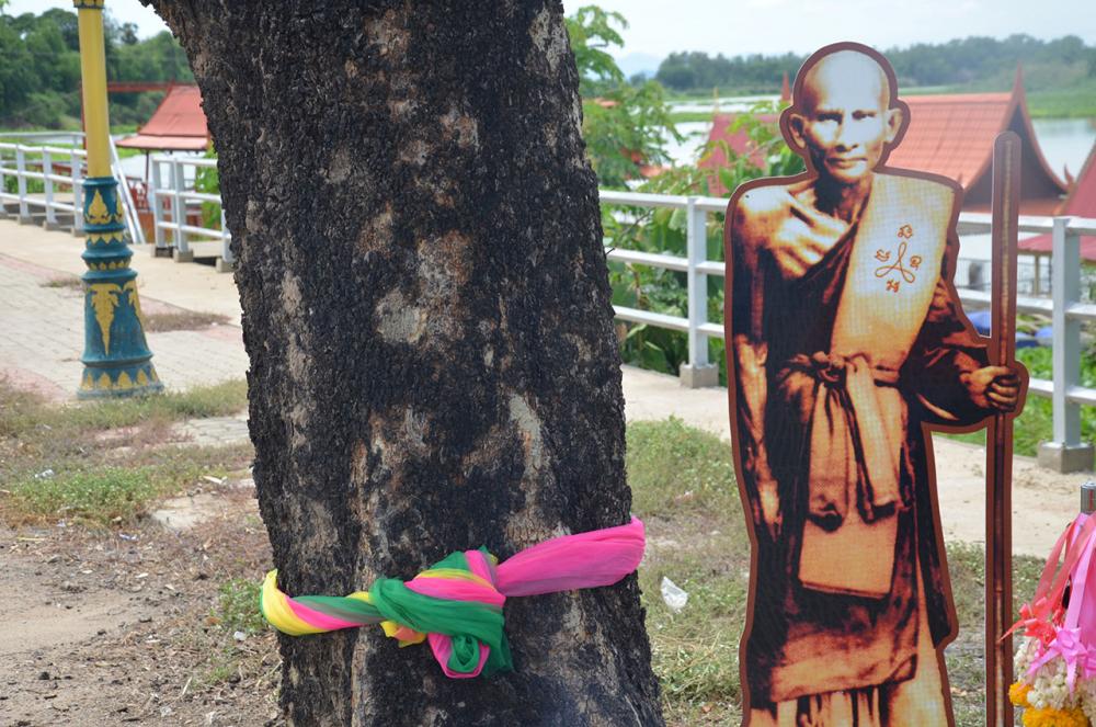 นำภาพเหมือน หลวงปู่ศุข ตั้งเทียบให้ดูข้างๆ