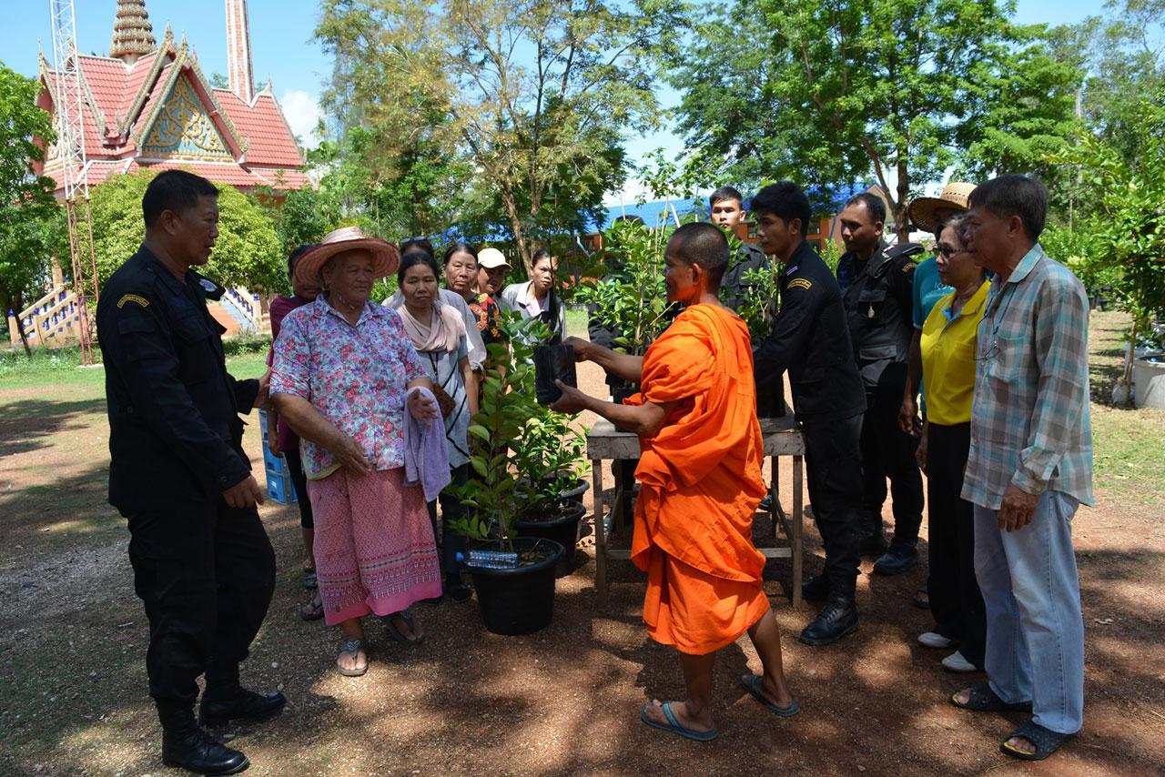 พระอธิการพิเศษ กำลังบรรยายการปลูกมะนาวให้ญาติโยมฟัง
