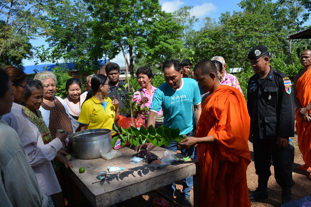 ชาวบ้านเรียนรู้วิธีการตอนกิ่งมะนาว โดยใช้กะปิ