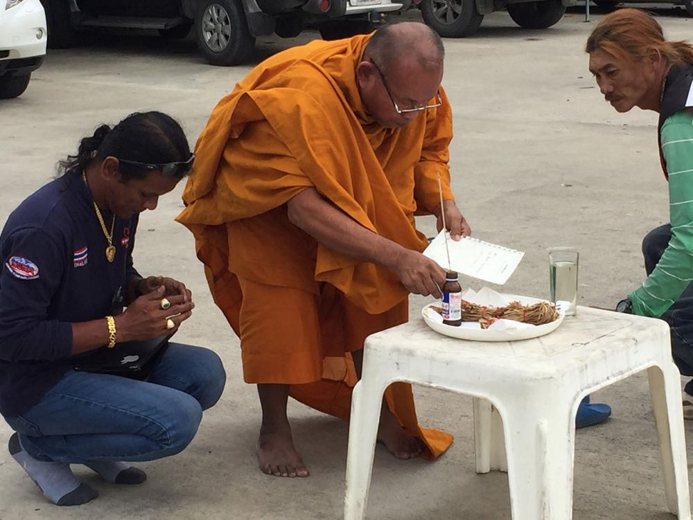 ทางหัวหน้าทีมฯ ทำพิธีตามความเชื่อ โดยไม่ได้มีญาติมาร่วมในพิธีแต่อย่างใด