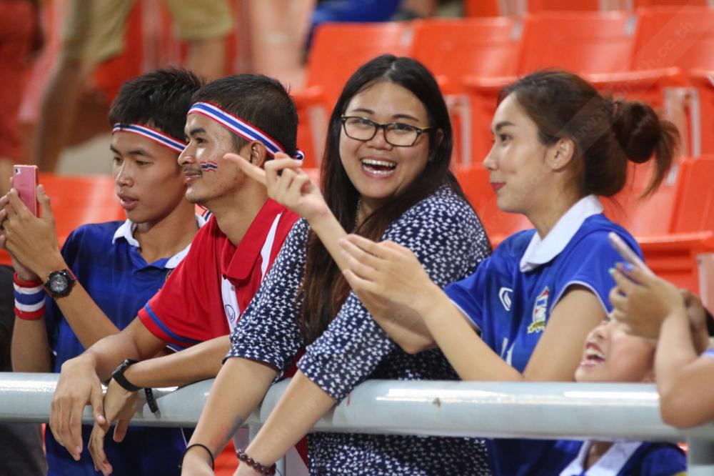แฟนบอลสาวชาวไทยไม่พลาดที่จะเข้ามาให้กำลังใจทีมรัก